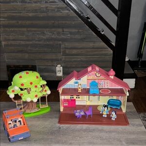 Bluey Mega Bundle Home/Bluey Tree Playset/Bluey Heeler 4WD Family Vehicle/2 Figu